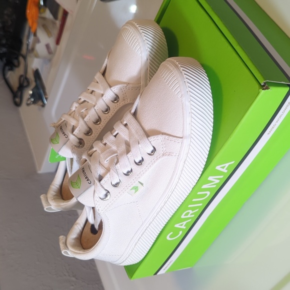 Cariuma (Off-White Canvas/White Sole) 7.5W - Picture 4 of 9